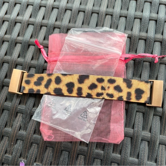 Fitbit Charge 3 Band Stretchable Elastic Replacement Strap in Leopard - Picture 3 of 8